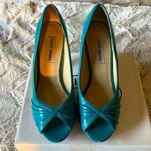 Steve madden turquoise patent leather pumps.